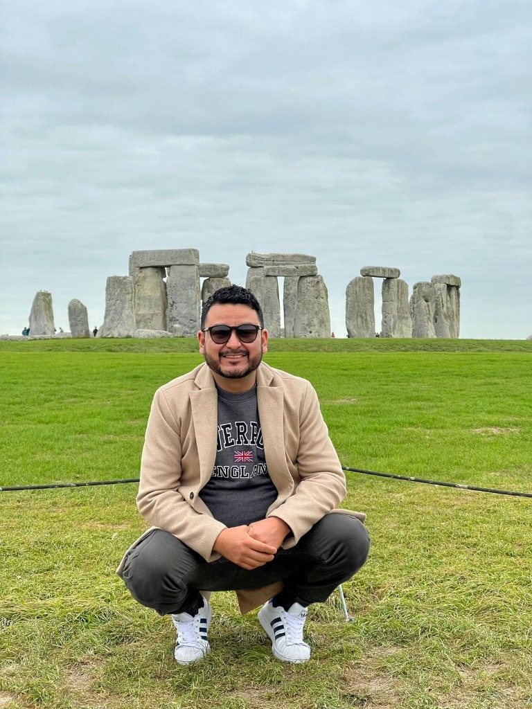 Memo Galván en Stonehenge